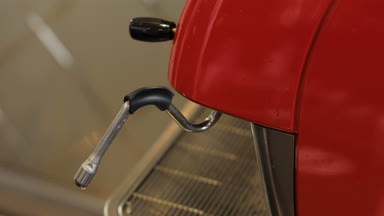 Barista iş başında. Kahve yapma süreci.