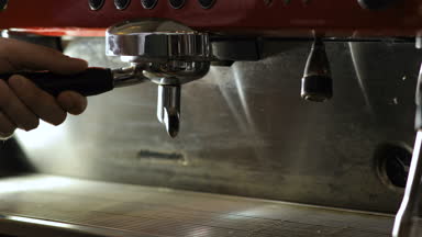 Taze kahve yapıyorum. Barista kahve kahve çubuğunda yapıyor. Espresso cappuccino kahve kahve makinesi