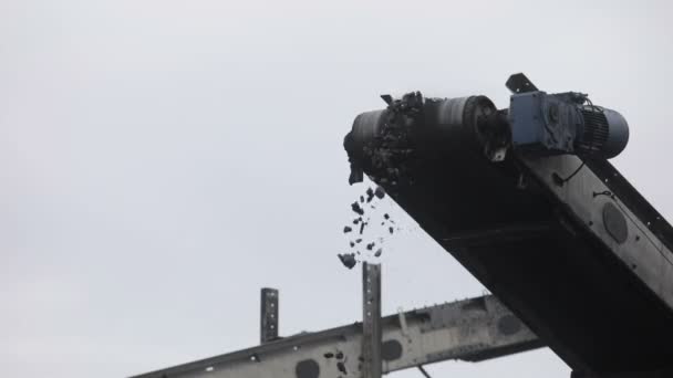 Förderbandkohle. Maschine zum Verladen von Kohle. Bergbau im Kohlebergwerk — Stockvideo