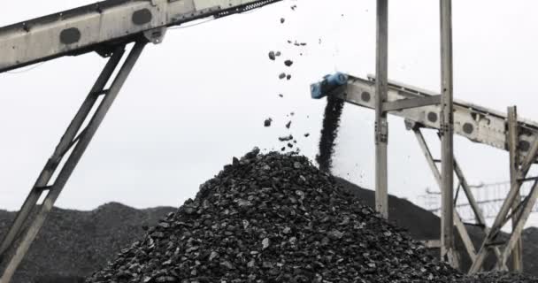Szén, szén-Mountain leesik a szállítószalag — Stock videók