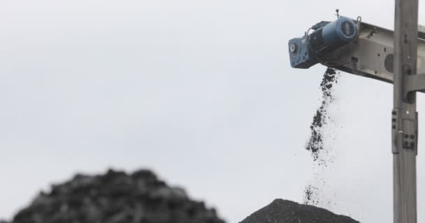 Конвеєрний пояс вугілля. Машина для завантаження вугілля. видобуток вугільної шахти — стокове відео