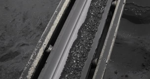 Конвейерный уголь. Машина для погрузки угля. добыча угля — стоковое видео