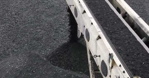 Carvão de correia transportadora. Máquina para carregar carvão. mineração em mina de carvão — Vídeo de Stock