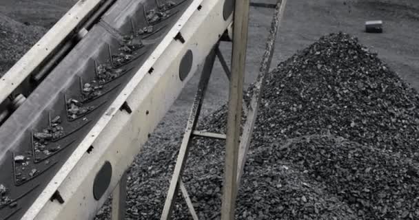 Bande transporteuse charbon. Machine pour le chargement du charbon. exploitation minière dans une mine de charbon — Video