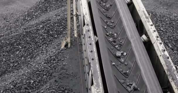 Transportband riem kolen. Machine voor het laden van kolen. mijnbouw in kolen mijne — Stockvideo