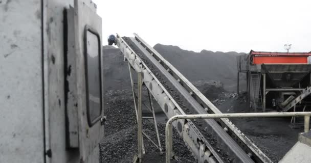 Przenośnik taśmowy węgla. Urządzenia do załadunku węgla. Górnictwo węgla kopalni — Wideo stockowe