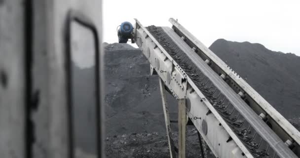 Конвеєрний пояс вугілля. Машина для завантаження вугілля. видобуток вугільної шахти — стокове відео