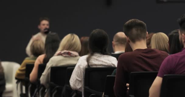 Conférence scientifique étudiante sur le campus universitaire, homme haut-parleur parlant microphone . — Video