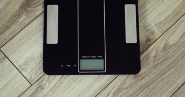 Dijital modern terazilerde ayakta duran genç bir kadın, ayaklar kapalı..