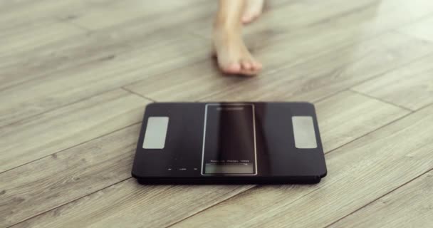 Mezítlábas nő súlyozás digitális modern mérlegek otthon, láb közelkép. — Stock videók