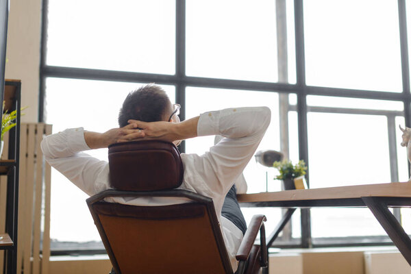 Снимают молодого человека, сидящего за столом и думающего:
.