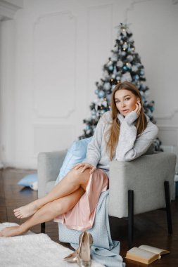 Tatiller, kutlamalar ve insanların konsept - zarif bir süveter içinde genç bir kadının portresi