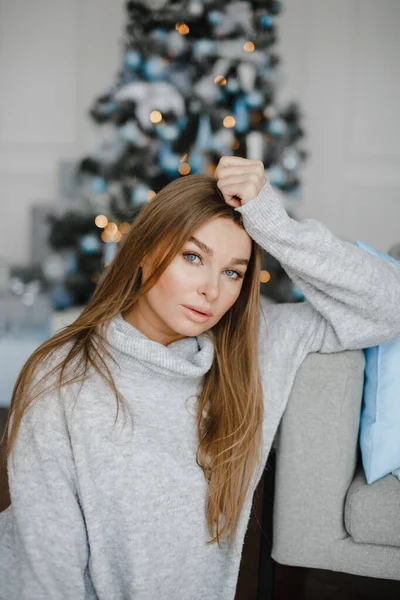 假日、庆典和人们的观念- -圣诞节背景下穿着华丽毛衣的年轻女子的肖像 — 图库照片