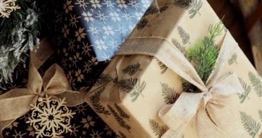 Noel konsepti. Noel ağacı ve Noel hediyeleri sabah.