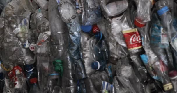 Sortieren von Plastikflaschen Müll im Recyclingbetrieb, Nahaufnahme. — Stockvideo