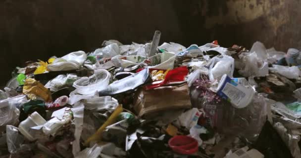 Απορρίμματα πλαστικών που πέφτουν σε εμπορευματοκιβώτια για τη μεταφορά και την επεξεργασία αποβλήτων. — Αρχείο Βίντεο
