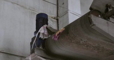 Çöp, geri dönüşüm atık fabrikasında taşıma bandı üzerine çöp, kapatma.