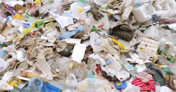 Koš, odpadky, odpadky na skládkách, hromady odpadků k třídění a recyklaci. — Stock video