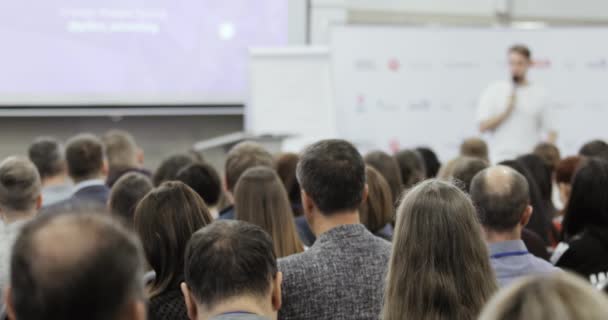 Conferencia de ciencias estudiantiles en el campus universitario, orador hombre hablando micrófono . — Vídeos de Stock