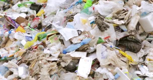 Piles de différents déchets en plastique et en papier pour le tri et le recyclage . — Video