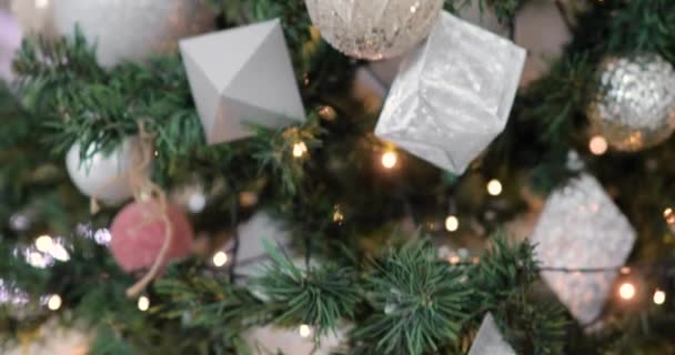 Árbol de Navidad decorado con juguetes y bolas de oro y plata, estilo de año nuevo . — Vídeos de Stock