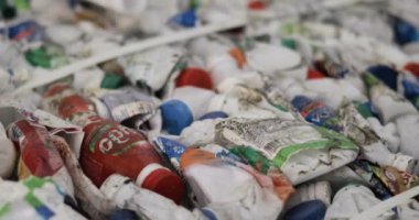 Geri dönüşüm tesisinde yeniden kullanılacak plastik ambalaj ve süt ürünleri şişeleri.