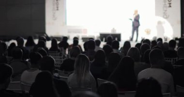 Tanımlanamayan iş kadını konuşmacısı sahne gösteriminden konuşuyor.