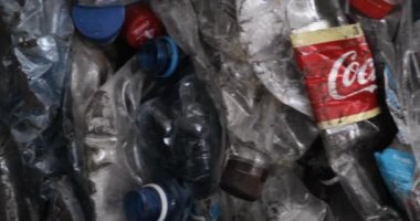 Plastik evcil hayvan şişeleri geri dönüşüm fabrikasında atıklar, yakın görüş.