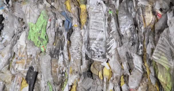 Sortierte Kunststoffverpackungen zur Wiederverwendung im Lager der Recyclingfabrik. — Stockvideo