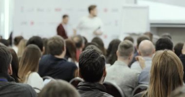 Erkek konuşmacılarla yapılan iş konferansı geniş kitleler arasında konuşmaya başladı.