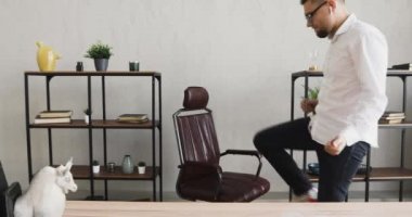 Ofis çalışanı hayali bir gitarla eğleniyor..