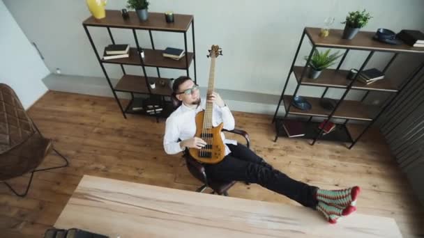 Geschäftsmann Musiker Träumer Lebensstil im Büro Gitarre spielen, Draufsicht. — Stockvideo