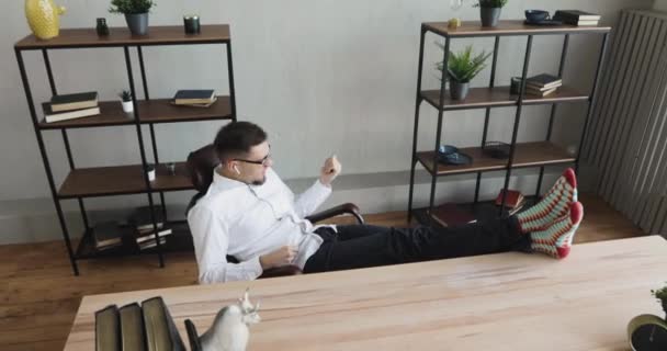 Ofisteki hayalperest adam hayali bir gitarla sandalyede oturuyor.. — Stok video