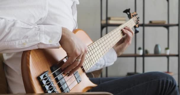 Mani dell'uomo musicista che suona la chitarra acustica, vista da vicino . — Video Stock