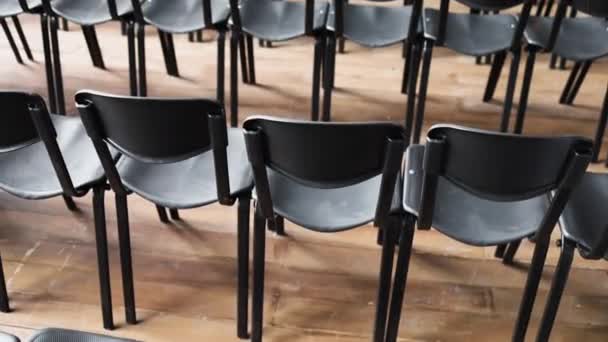 Rangées de chaises noires dans l'auditorium pour les présentations, séminaires et réunions . — Video