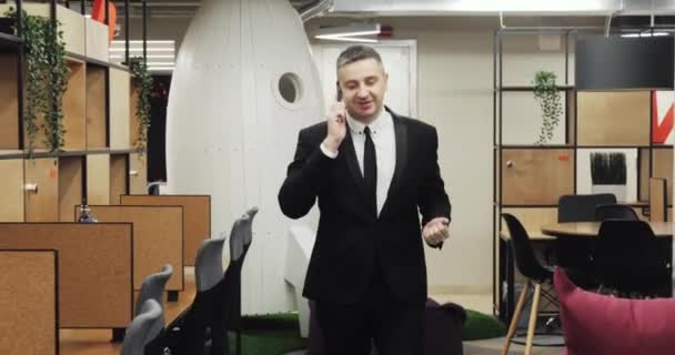 Porträtt av affärsman chef talar mobiltelefon arbetar i moderna kontor. — Stockvideo