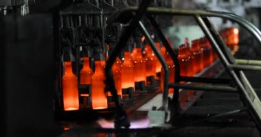 Şişe üretimi için otomatikleştirilmiş fabrika üretimi.