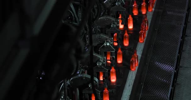 Ligne de convoyage automatisée ou processus de formation de bouteille de verre fondu, vue de dessus .