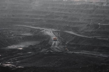 Açık maden ocağı, kamyonlara kömür yükleme, ulaşım ve lojistik