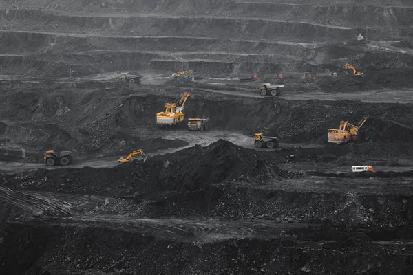 Açık maden ocağı, kamyonlara kömür yükleme, ulaşım ve lojistik