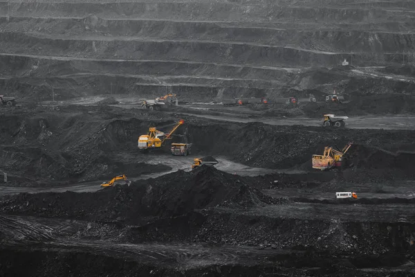 Добыча угля на открытой шахте — стоковое фото