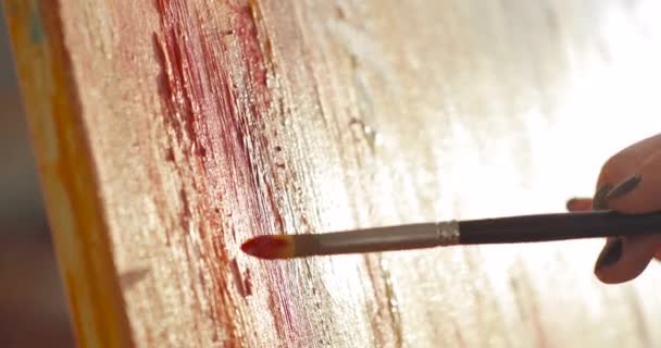 Paintress σχεδιάζει αφηρημένη εικόνα χρησιμοποιώντας πινέλο σε καμβά, χέρι closeup. — Αρχείο Βίντεο