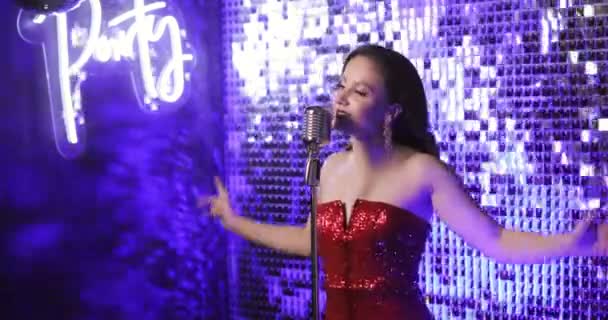 Γυναίκα τραγουδίστρια παίζει τραγούδι στη σκηνή στο μικρόφωνο και χορό στο νυχτερινό κέντρο. — Αρχείο Βίντεο