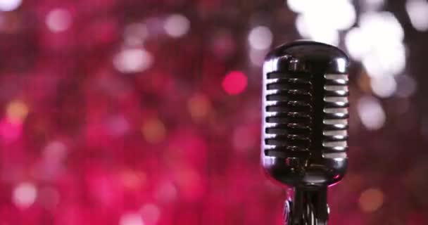 Винтажный микрофон на красном блестящем фоне на сцене в ночном клубе . — стоковое видео