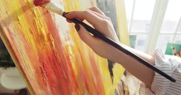 Kvinna målare hand med pensel målning abstrakt bild på duk på staffli. — Stockvideo