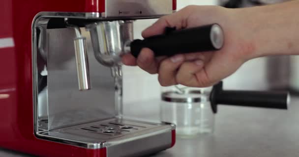Förbereda färskt kaffe i kaffebryggare sätta hållare med kaffe, närbild. — Stockvideo