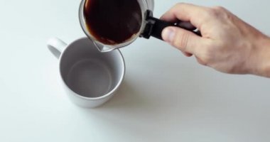 Barista taze espresso yapıyor. Cam hindiden fincana döküyor..