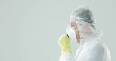 Koruyucu giysili doktor, maske, gözlük, öksürük, koronavirüs salgını tehdidi.