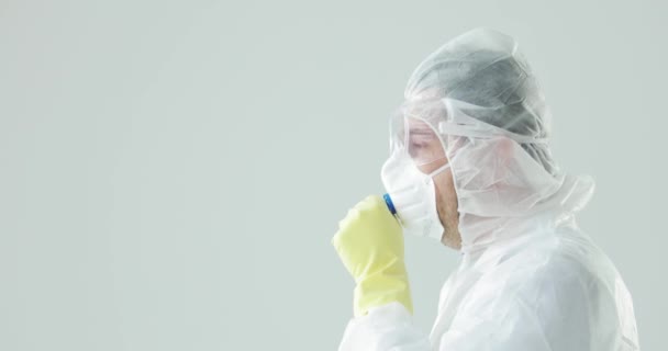 Doutor em terno protetor, máscara, óculos tosse, ameaça pandêmica de coronavírus . — Vídeo de Stock