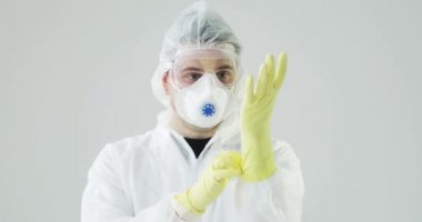 Koronavirüs salgınında doktor portresi koruyucu giysiler giyiyor..